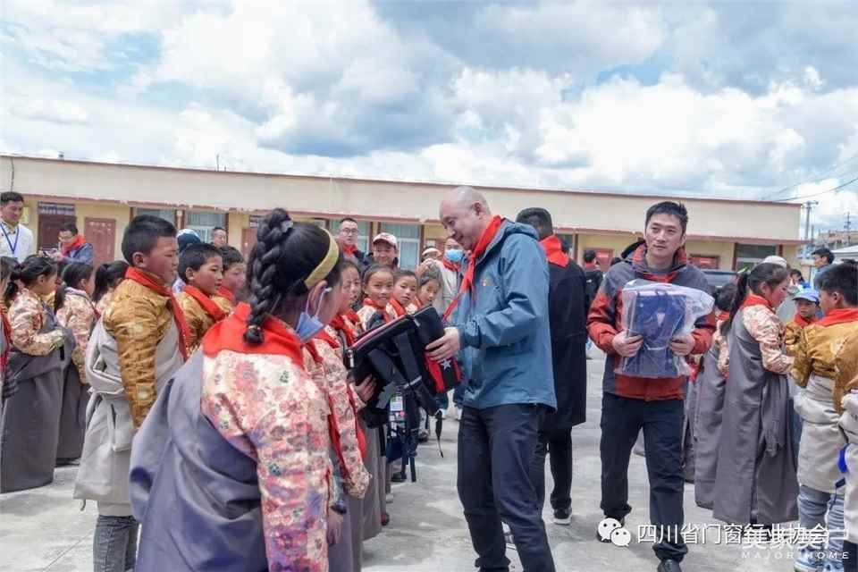 迎接七一建黨節|赴若爾蓋縣阿西鎮下熱爾村小學愛心助學公益活動