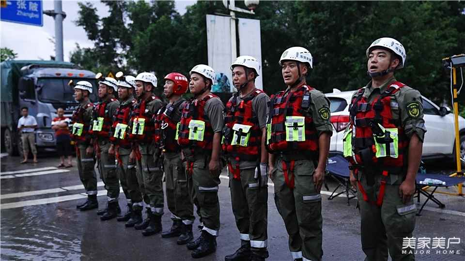 廣東省門業協會黨支部書記馬建華帶領佛山市南獅退役軍人志愿救援隊赴肇慶、英德抗洪搶險